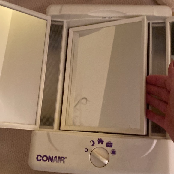 Conair magnification makeup mirror with lights - Picture 4 of 4